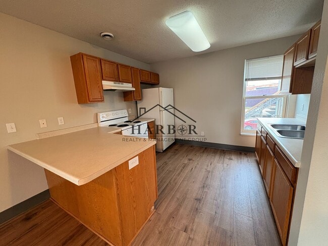 Building Photo - 146 S Broadway Ave Unit 206