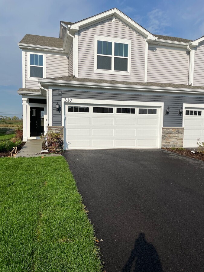 New Construction Townhome - 337 Red Oak Cir