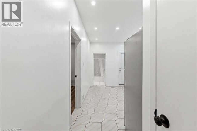 Photo - 31 Spadina Ave