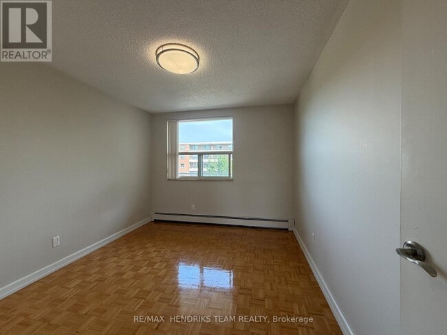 Photo - 33 Leaside Dr Unit 402