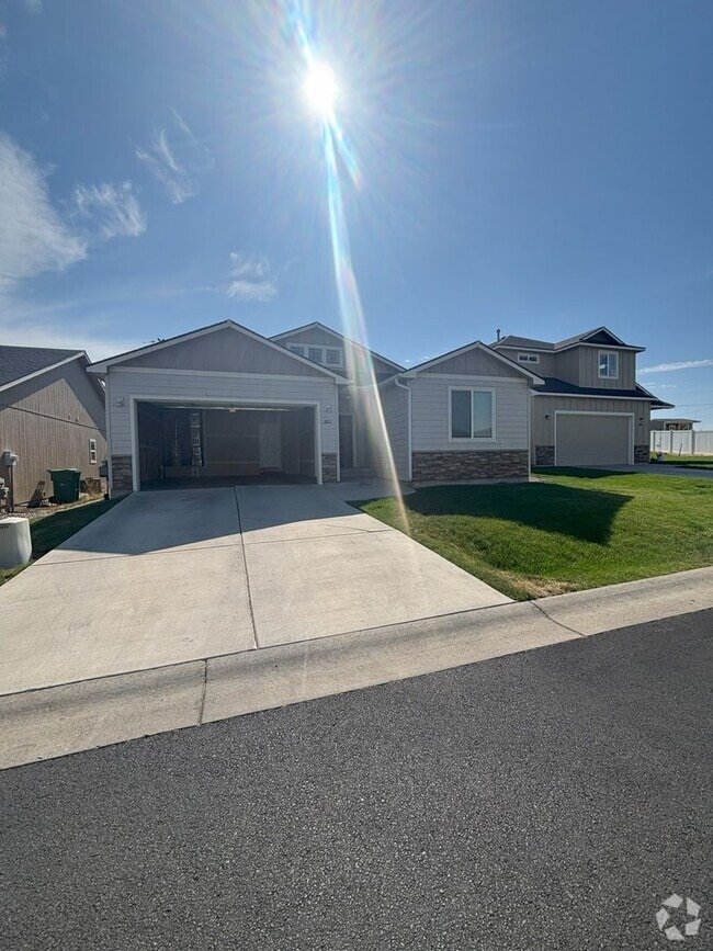 Building Photo - Beautifully Maintained 3-Bed, 2-Bath Home ...