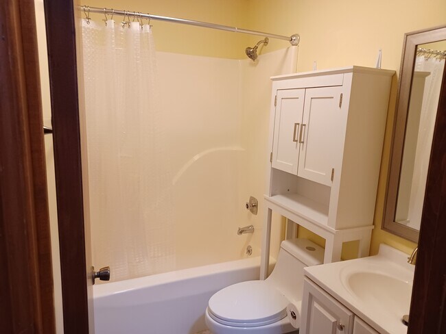 Hall full bathroom - 21 Jade Ln Unit 21 Jade Lane