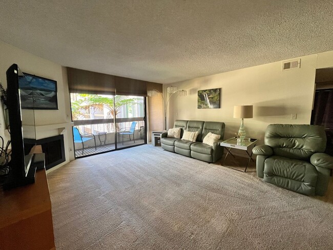 Spacious *2 Bedroom 2 Bath* in Fashion Valley - Spacious *2 Bedroom 2 Bath* in Fashion Valley Condo Unit 75