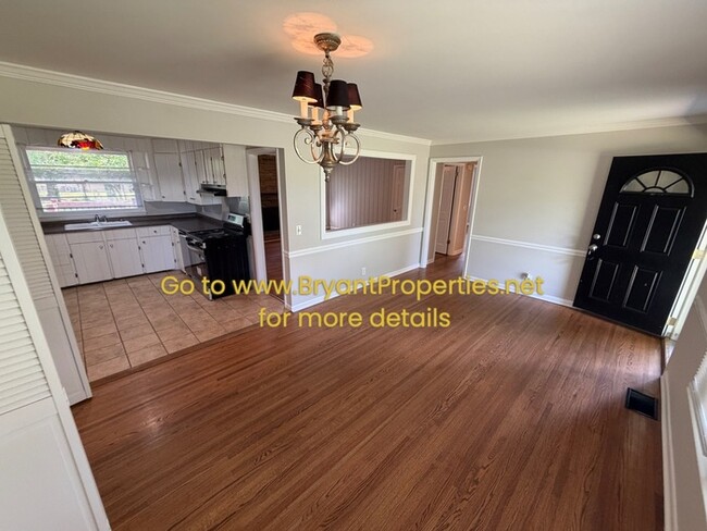 Photo - 720 Robert Burns Dr