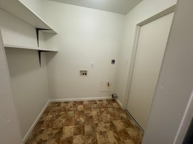 Photo - 5460 Traffic Way