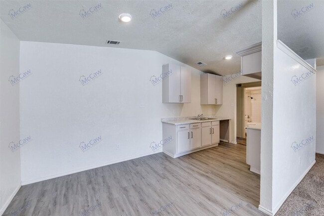 Photo - 9912 Hustead St