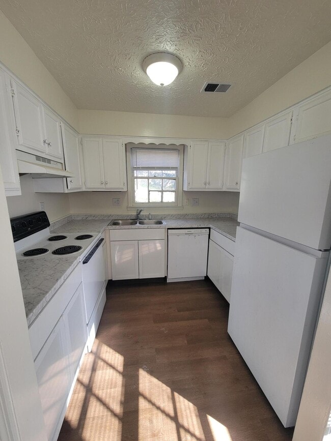 Photo - 415 Chapman Ct