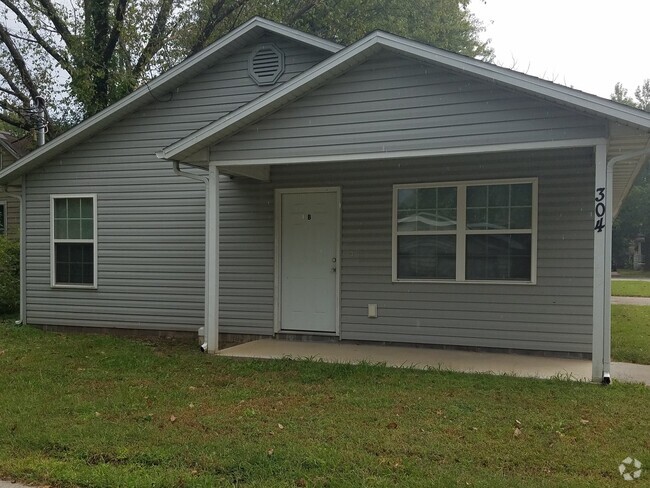 Building Photo - 304 S. Elm Duplex Unit 304 S. Elm Apt. B