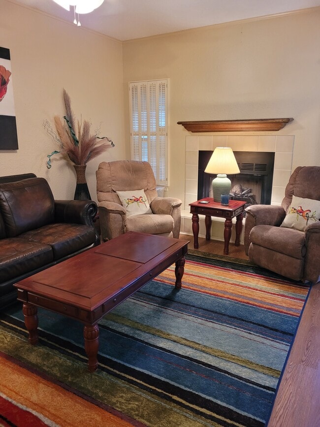 Photo - 210 Oak Bay St