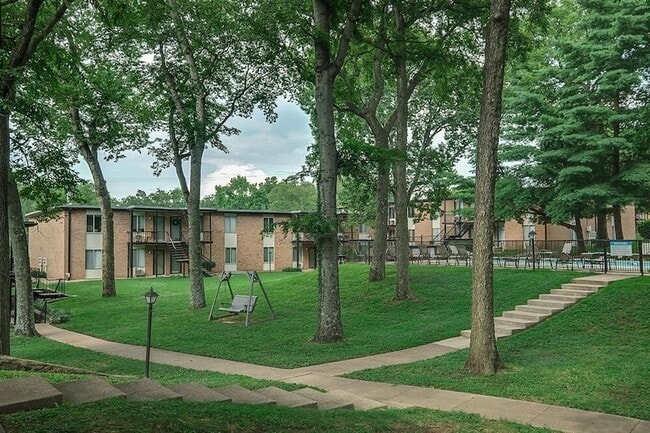 Building Photo - 2601 Hillsboro Pike Unit F14