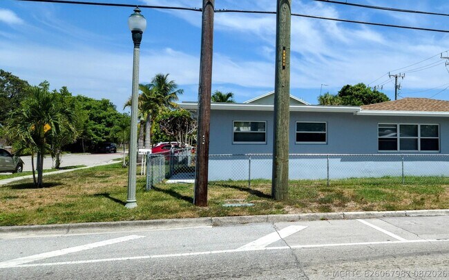 Photo - 628 Monroe Dr Unit Front