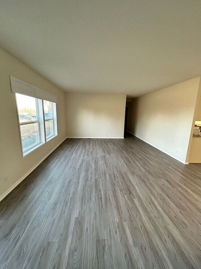 Photo - Large Spacious 5 Bedroom House with Fenced Yard