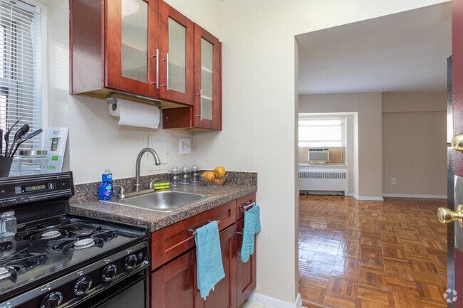 1BR, 1BA - 525 SF - Capital Plaza Apartments