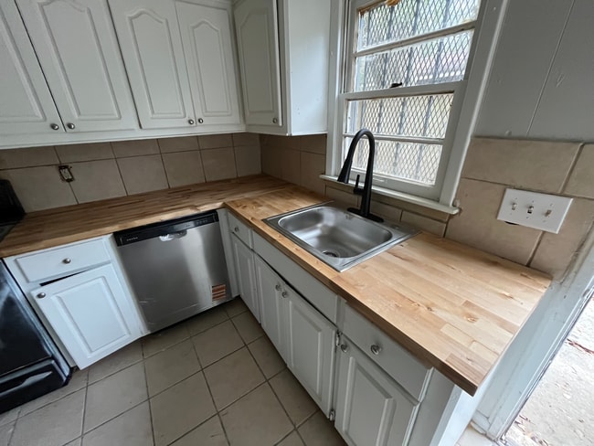 Photo - 5325 Queen Mary Ln