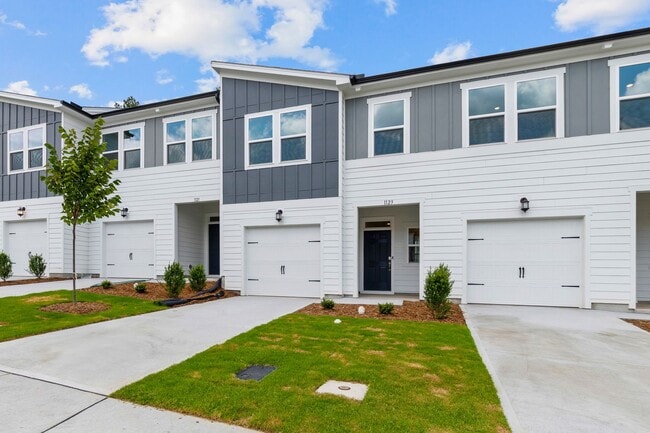 Updated 3BR Townhome with Pool and Spaciou... - Updated 3BR Townhome with Pool and Spaciou...