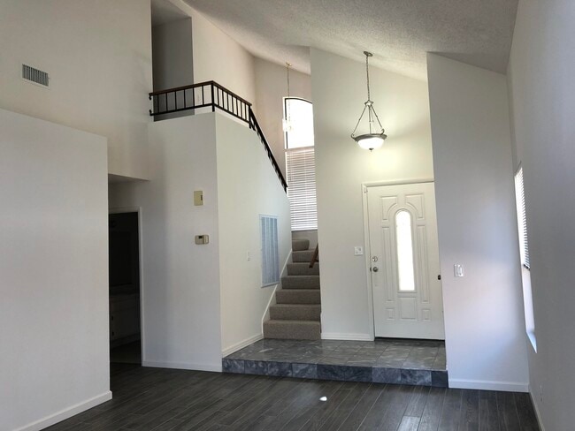 Photo - 147 Coventry Dr