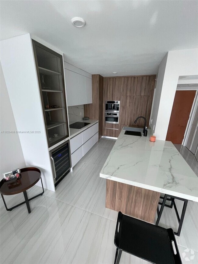 Building Photo - 31 SE 5th St Unit 3103 Rental