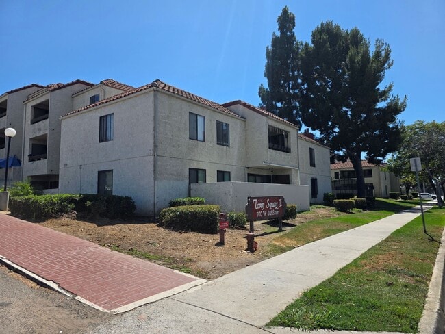Building Photo - Santa Ana. 2 bedroom, 2 bathroom apartment! Unit A215