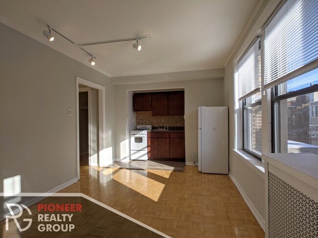 Building Photo - 739 W Belmont Ave Unit 314