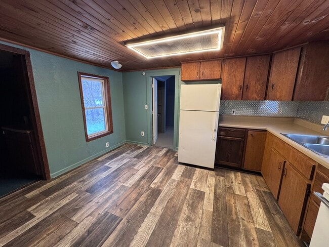 Building Photo - 1301 Hillcrest St