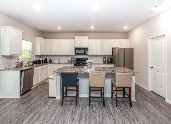 Photo - 317 Pinewood Dr