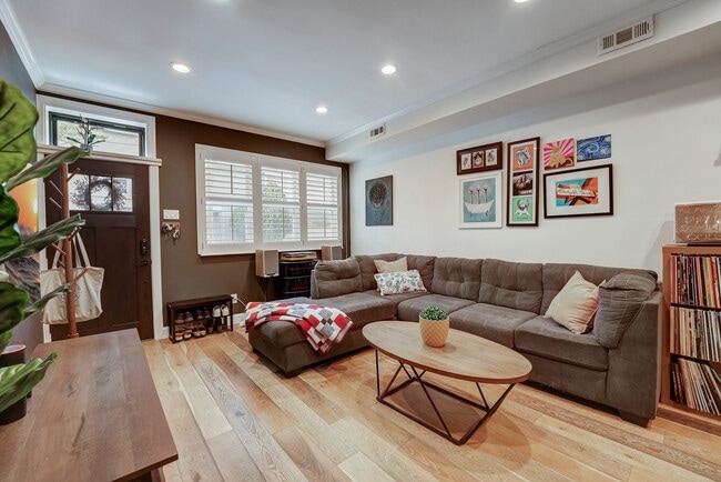 Photo - 905 Watkins St