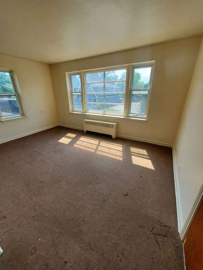 Building Photo - 825 Wisconsin Ave - 6 Unit