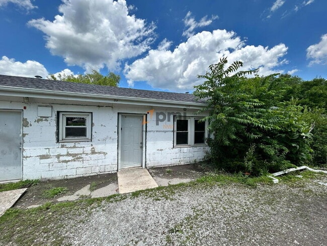 Building Photo - 5030 W Ridge Rd Unit Apt 2
