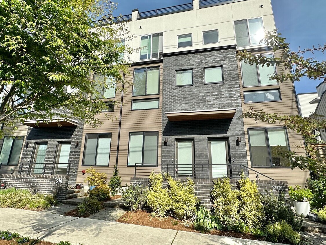 Modern home w/rooftop deck in desired Cher... - Modern home w/rooftop deck in desired Cher...