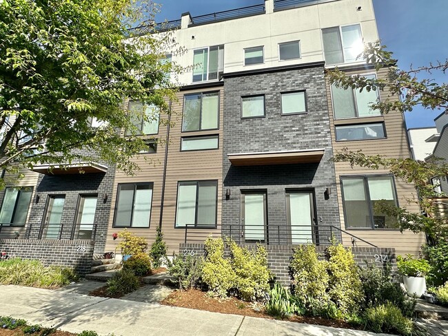 Modern home w/rooftop deck in desired Cher... - Modern home w/rooftop deck in desired Cher...