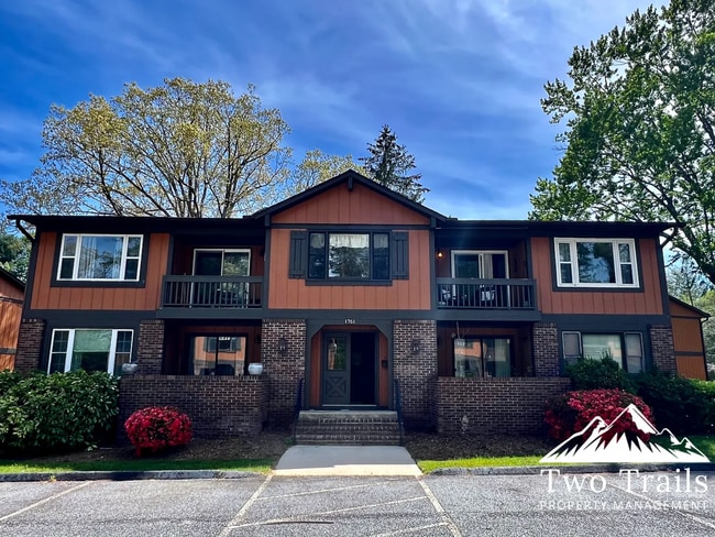 Building Photo - CHARMING UPSTAIRS CONDO IN HENDERSONVILLE
