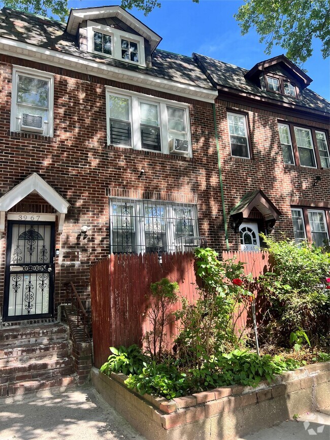 Building Photo - 39-67-67 50th Ave Unit 1FL Rental