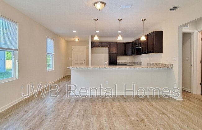 Photo - 605 James St