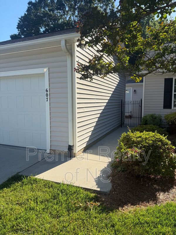 Building Photo - 607 Westpark Ct