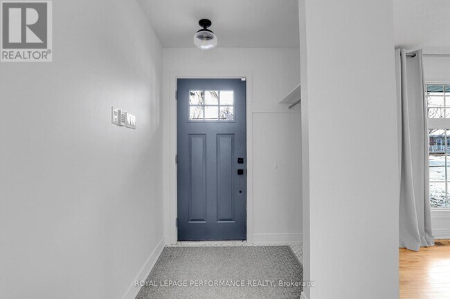 Photo - 940 Brant St