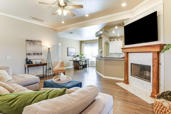 Photo - 806 E 19th St