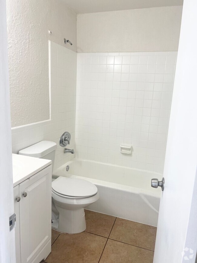 Building Photo - LARGE NEWLY RENOVATED APARTMENTS Unit 1564-57 - 2/1 - U