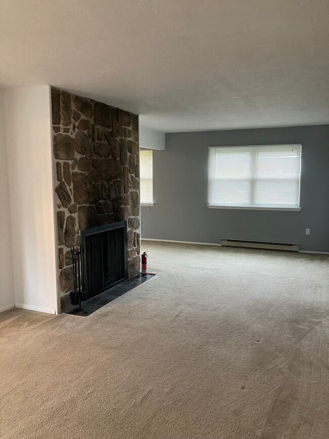 Building Photo - 8 Crescent Dr Unit Crescent Drive