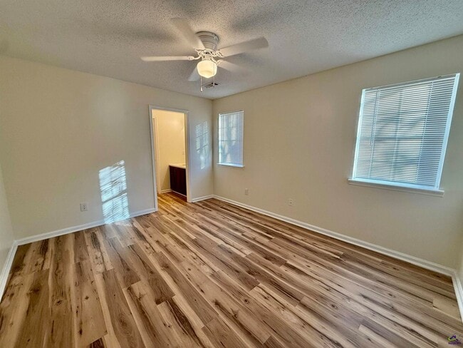 Photo - 126 Kensington Cir