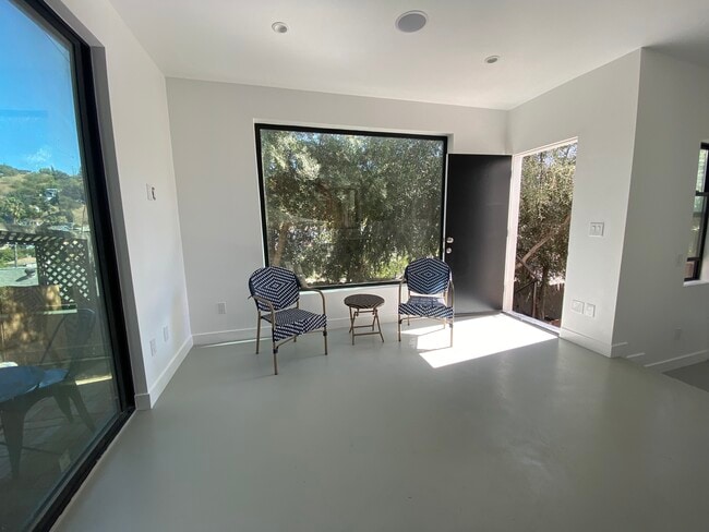 ¡Espacio abierto de sala y cocina con ventanas de alta gama! - 4435 Radium Dr