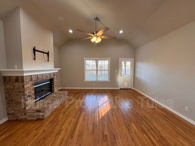 Photo - 528 North Willow Pl W