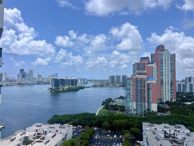 Building Photo - 3400 NE 192 St Unit LPH2