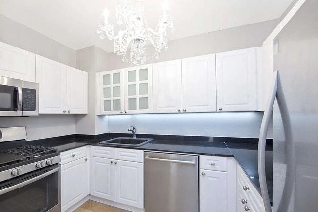 Photo - 225 Rector Pl Unit 7Y