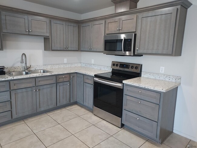 Photo - 179 W 12th St