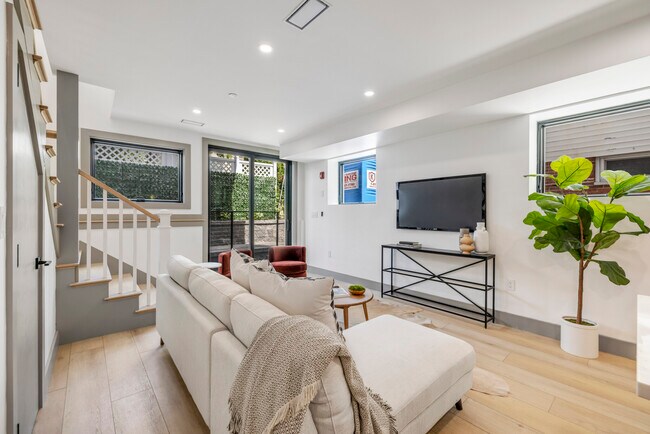 Photo - 566 E 3rd St