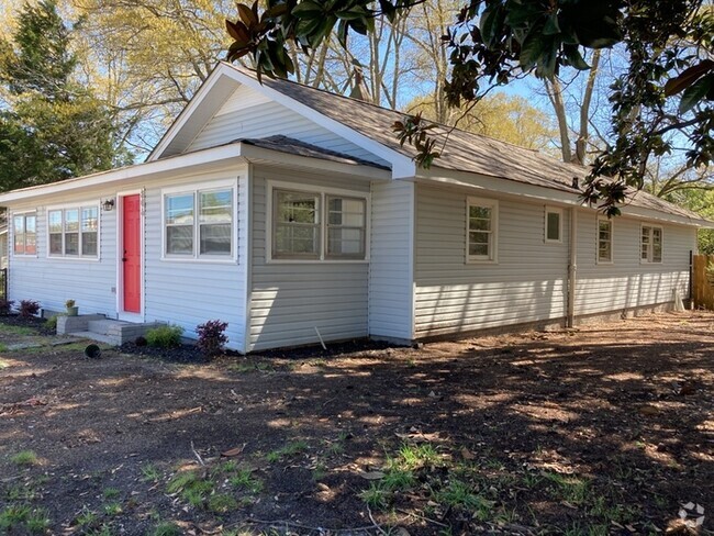 Building Photo - Cute Home Downtown Easley