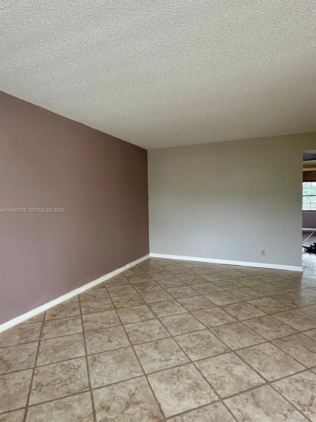 Photo - 402 Fanshaw J Unit 402