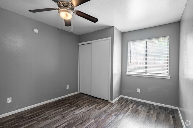 2BR, 2BA - 1,000SF