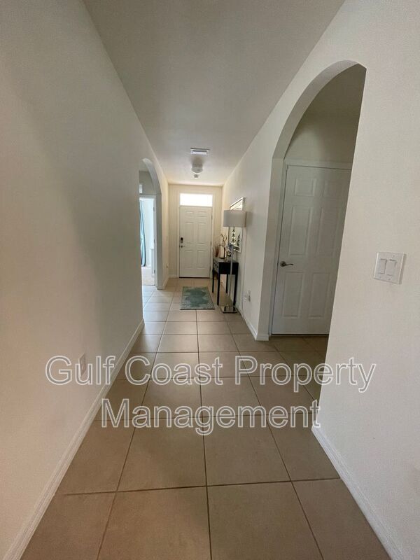 Photo - 733 Hadley St W