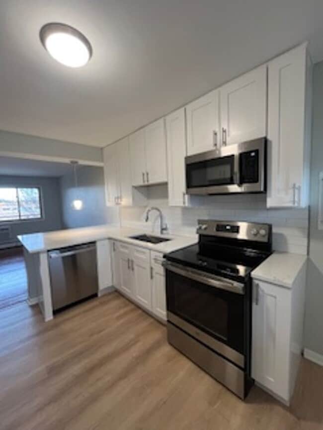 Building Photo - Salem Village Apartments LLC Unit 9C